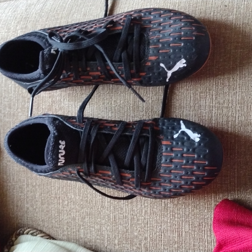 PUMA soccer shoes sz 3c